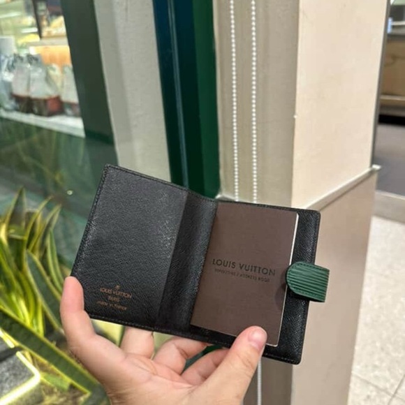 Louis Vuitton Green Epi phone book card holder **RARE** - Picture 3 of 16